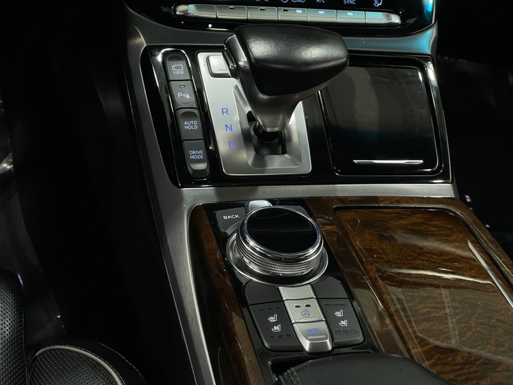 2018 Genesis G90 Image 30