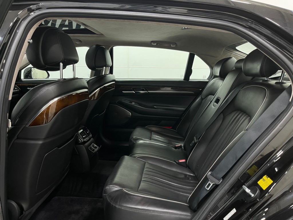2018 Genesis G90 Image 31