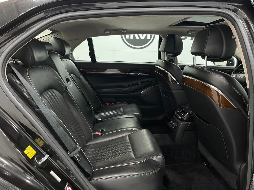 2018 Genesis G90 Image 32