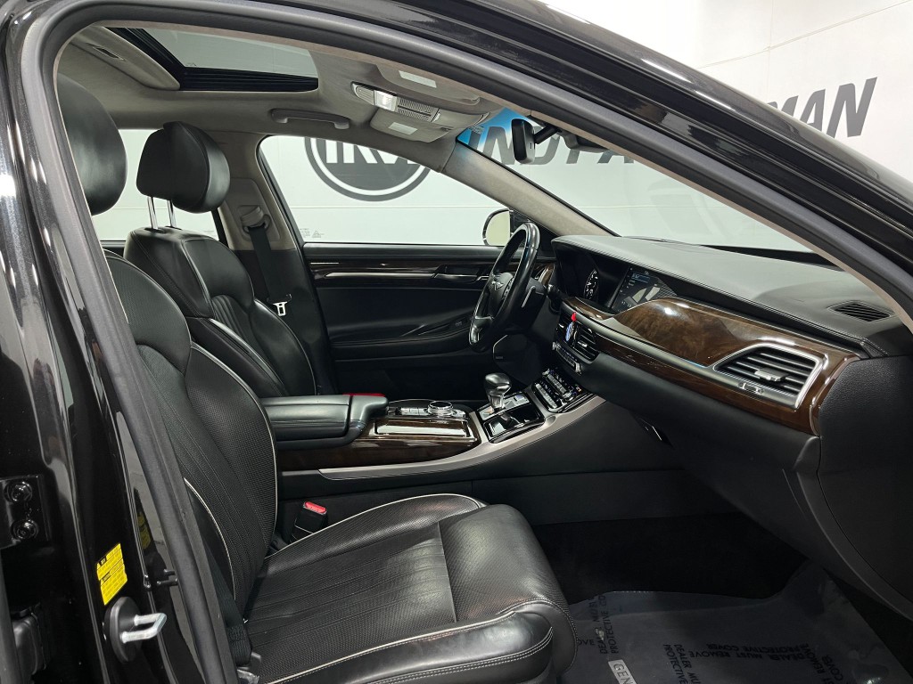 2018 Genesis G90 Image 33