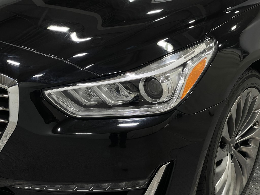 2018 Genesis G90 Image 34