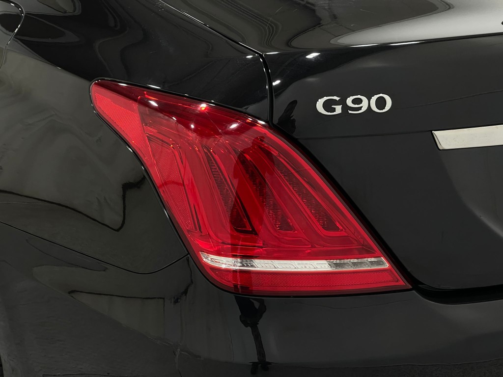 2018 Genesis G90 Image 35