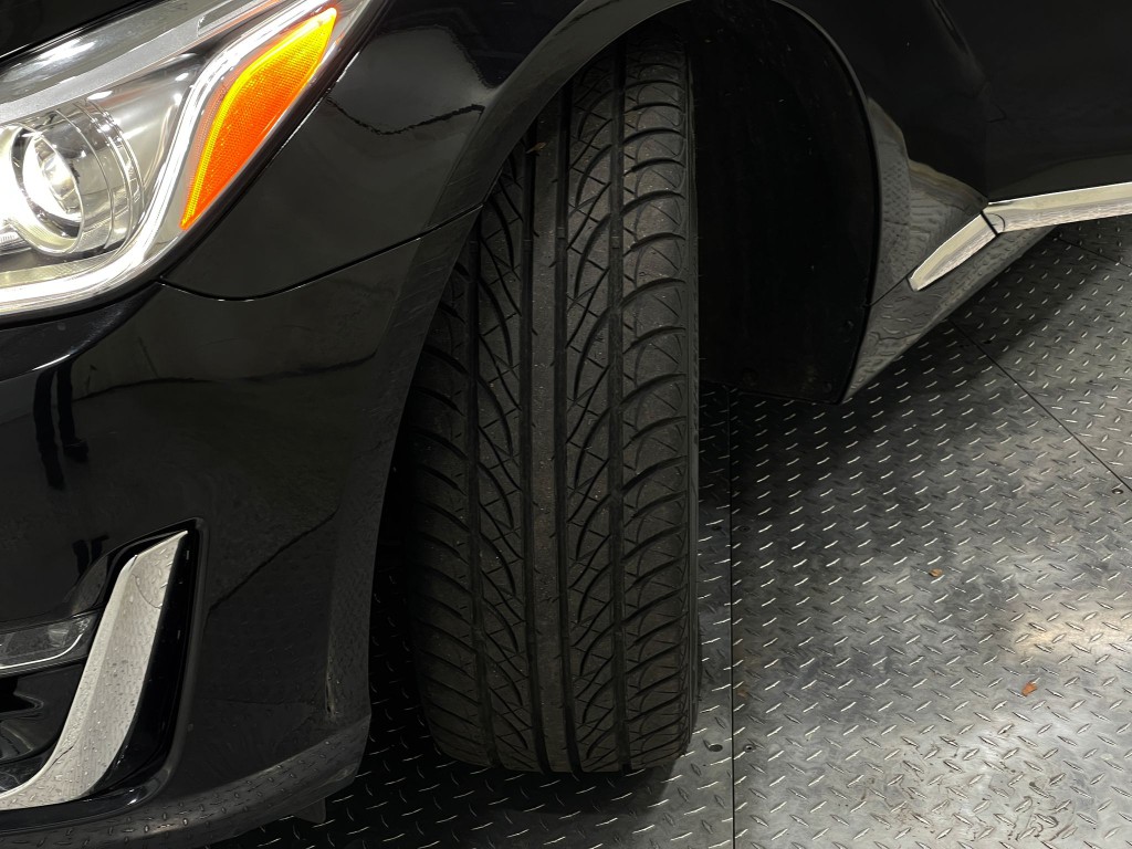 2018 Genesis G90 Image 36