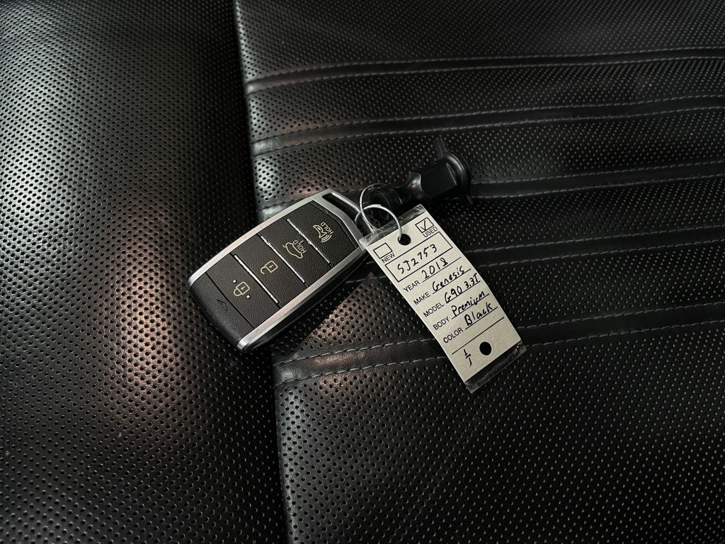 2018 Genesis G90 Image 37