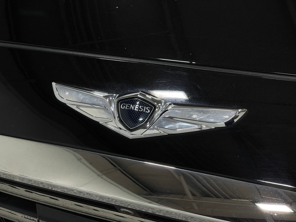 2018 Genesis G90 Image 38