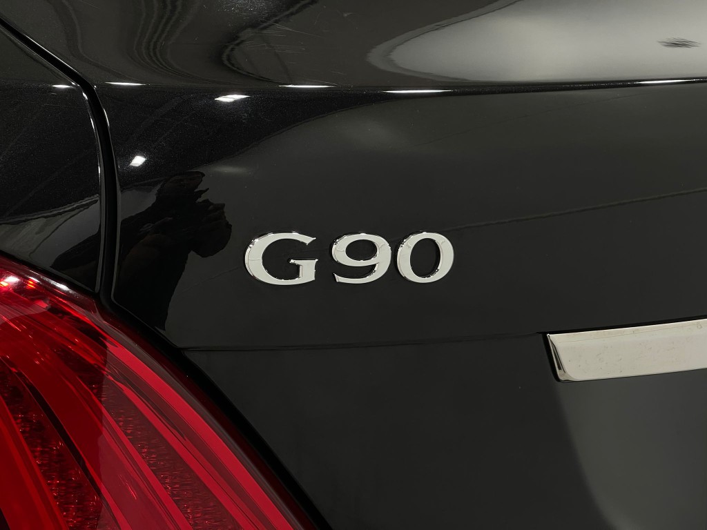 2018 Genesis G90 Image 39