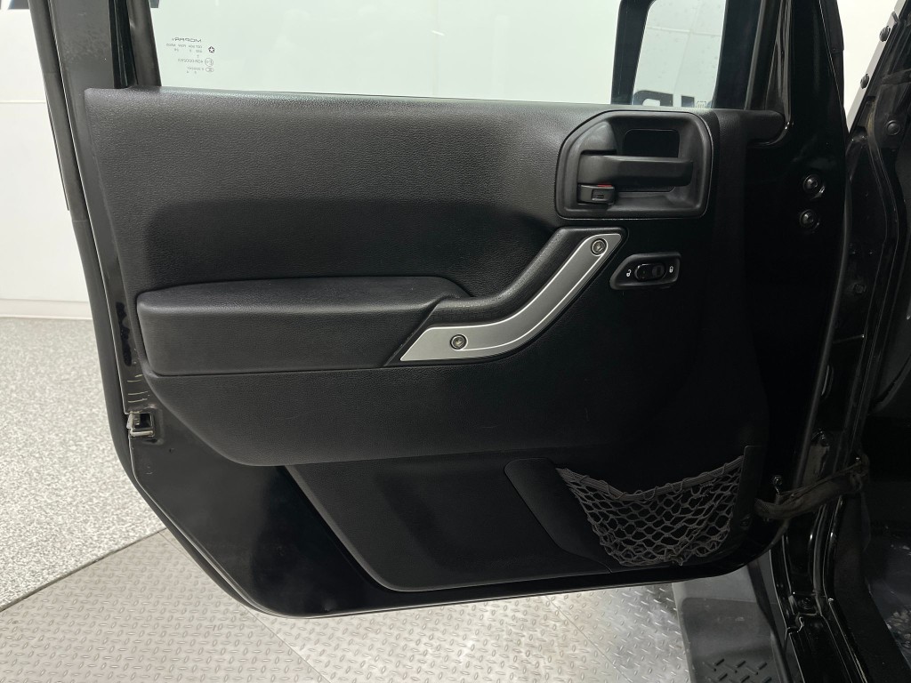 2012 Jeep Wrangler Image 12