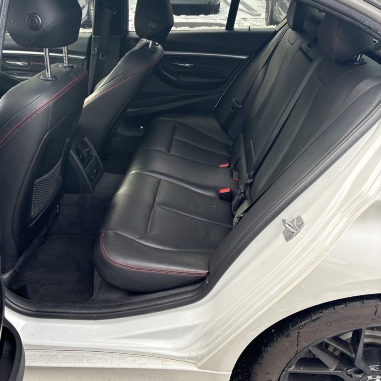 2017 BMW 3 Series Image 18