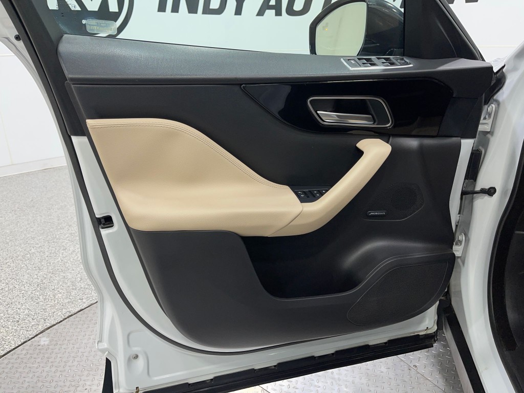 2018 Jaguar F-PACE Image 16