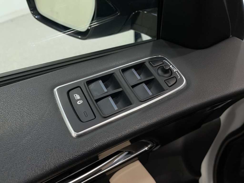 2018 Jaguar F-PACE Image 17