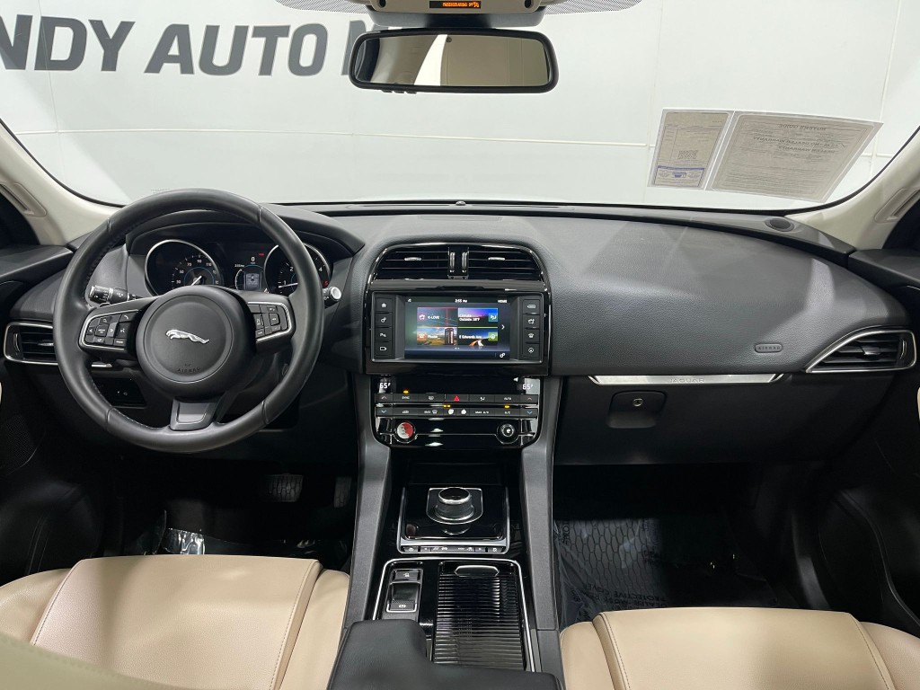 2018 Jaguar F-PACE Image 21