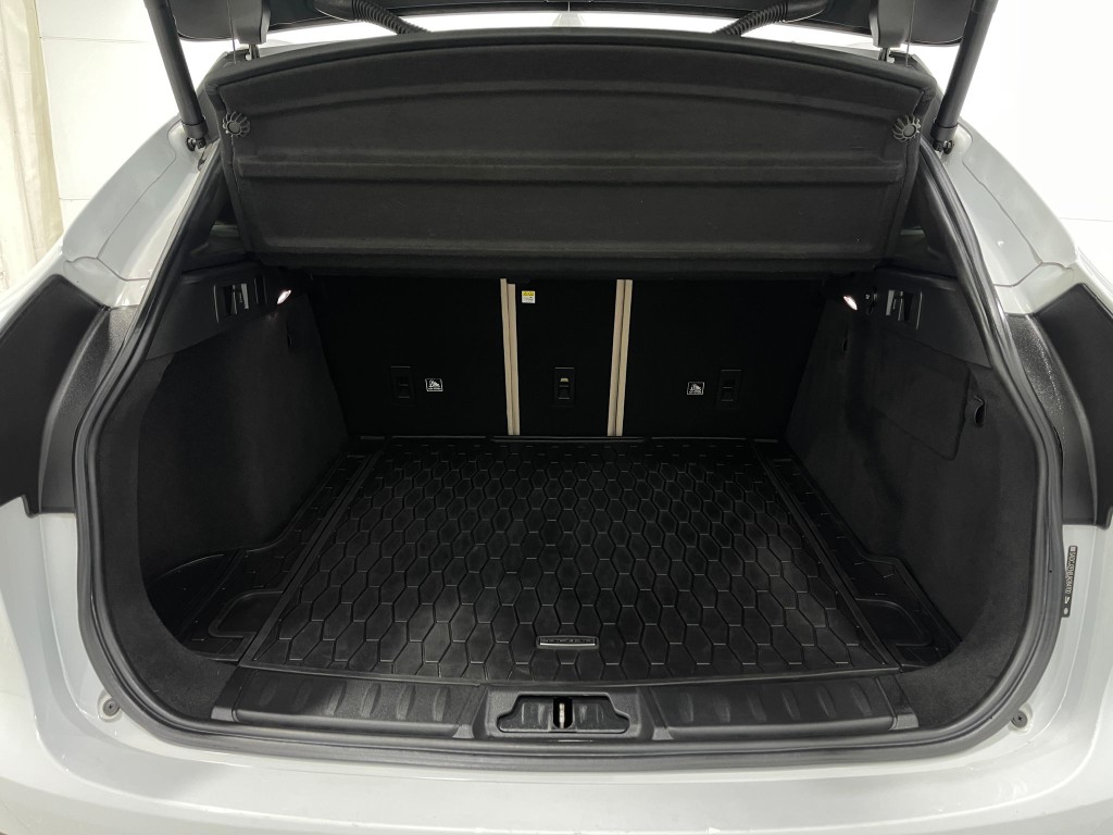 2018 Jaguar F-PACE Image 28
