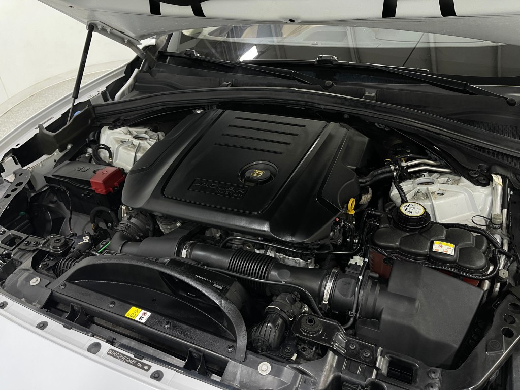 2018 Jaguar F-PACE Image 30