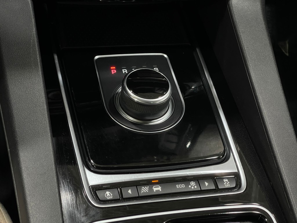 2018 Jaguar F-PACE Image 31