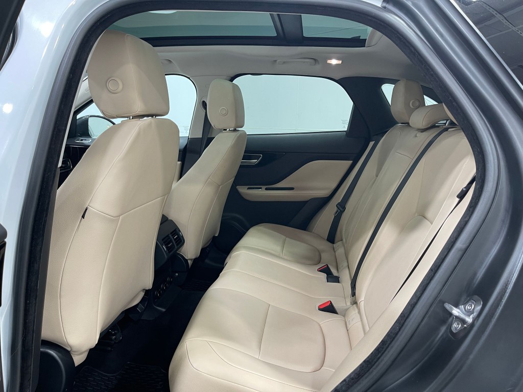2018 Jaguar F-PACE Image 32