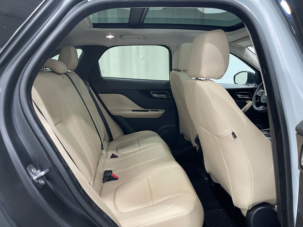 2018 Jaguar F-PACE Image 33