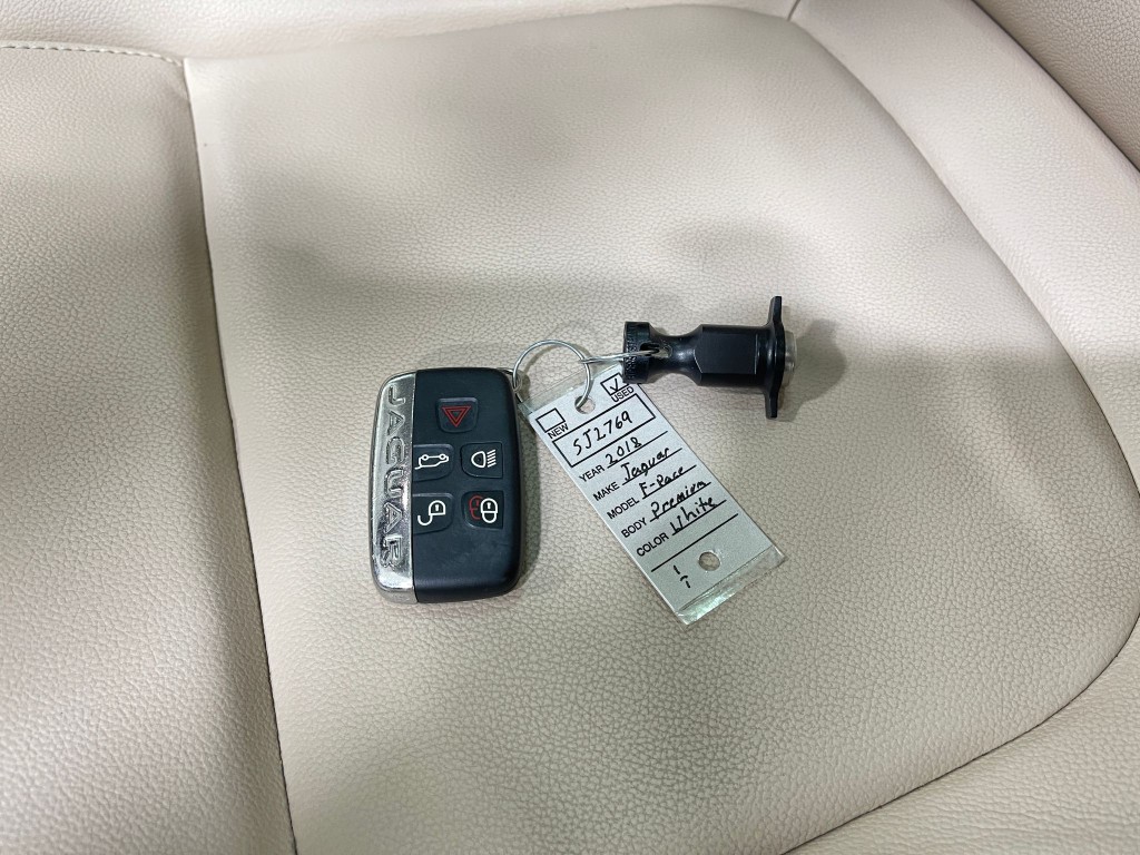 2018 Jaguar F-PACE Image 39