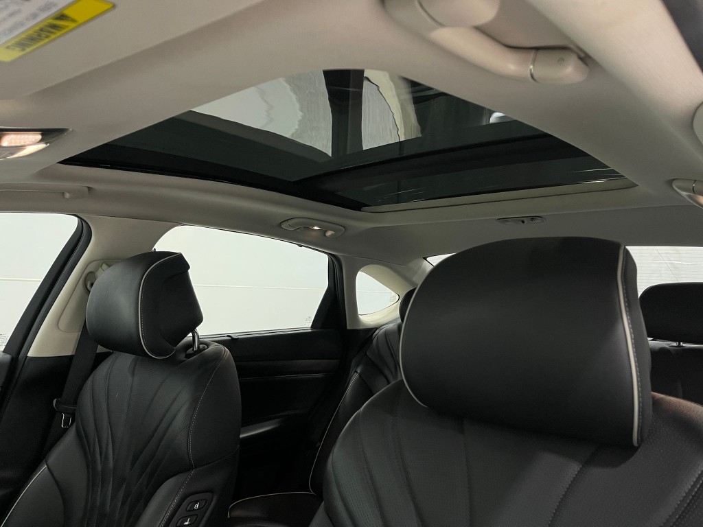 2021 Genesis G80 Image 12