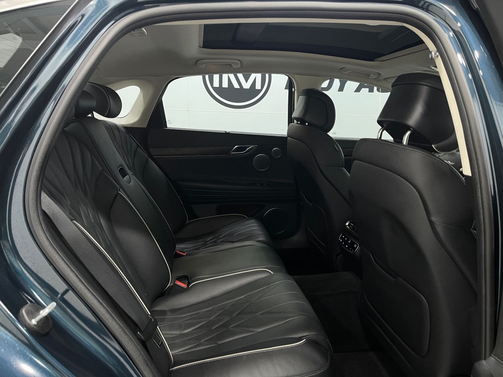 2021 Genesis G80 Image 32