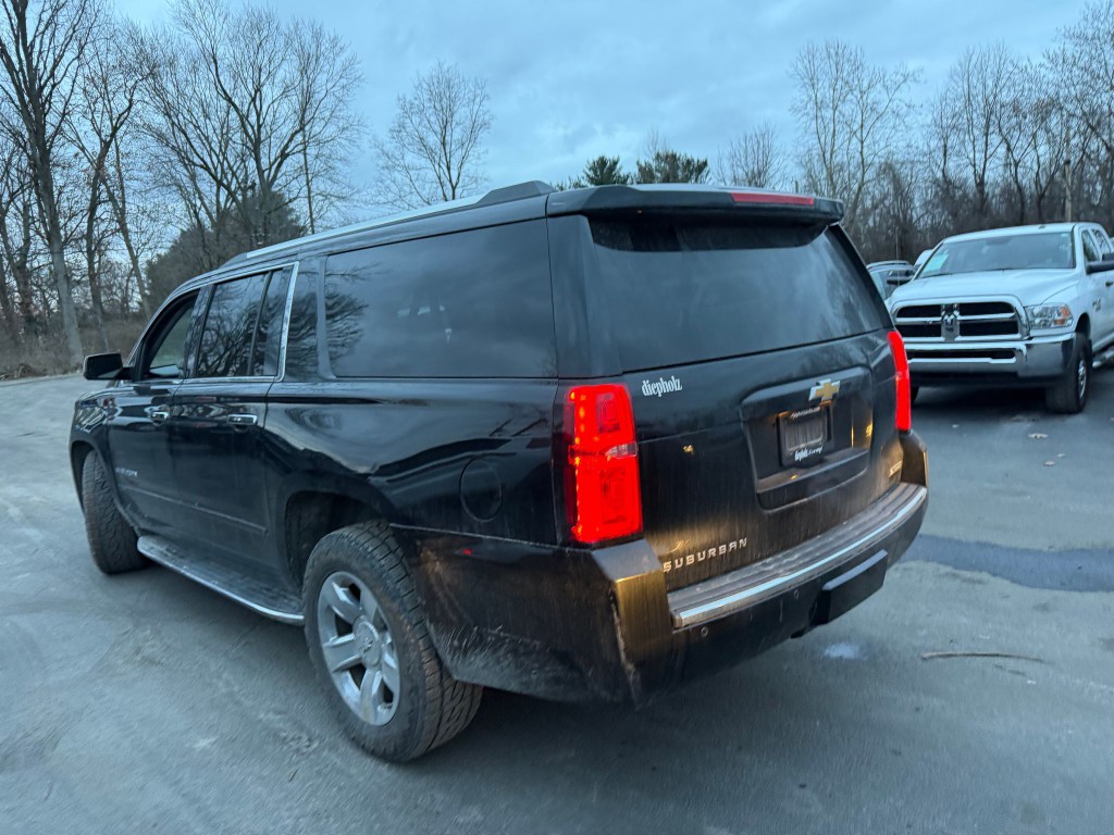 2017 Chevrolet Suburban Image 4