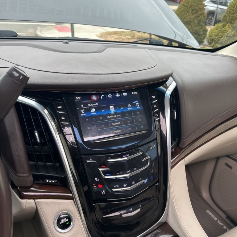 2017 Cadillac Escalade Image 8