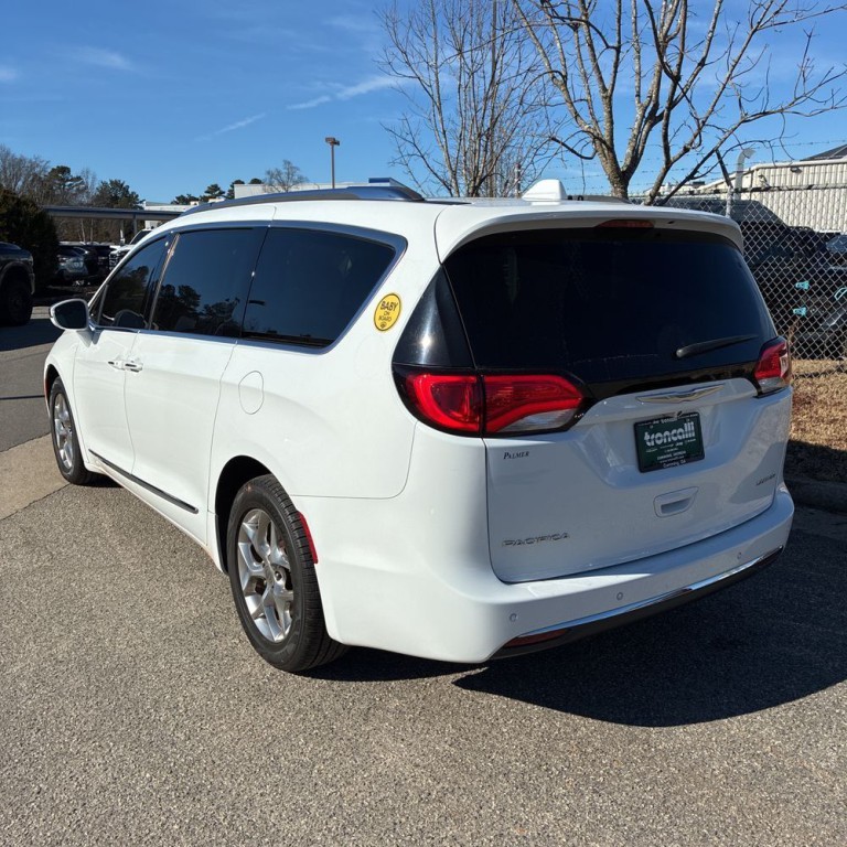 2017 Chrysler Pacifica Image 4