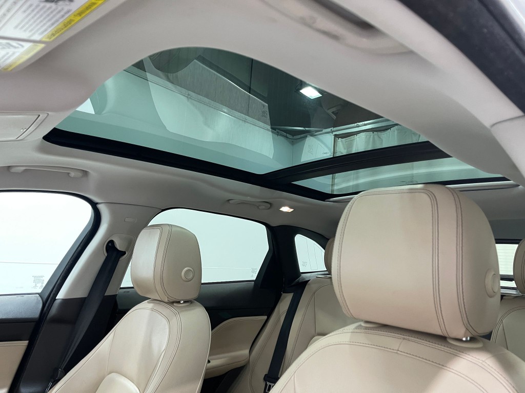 2017 Jaguar F-PACE Image 12