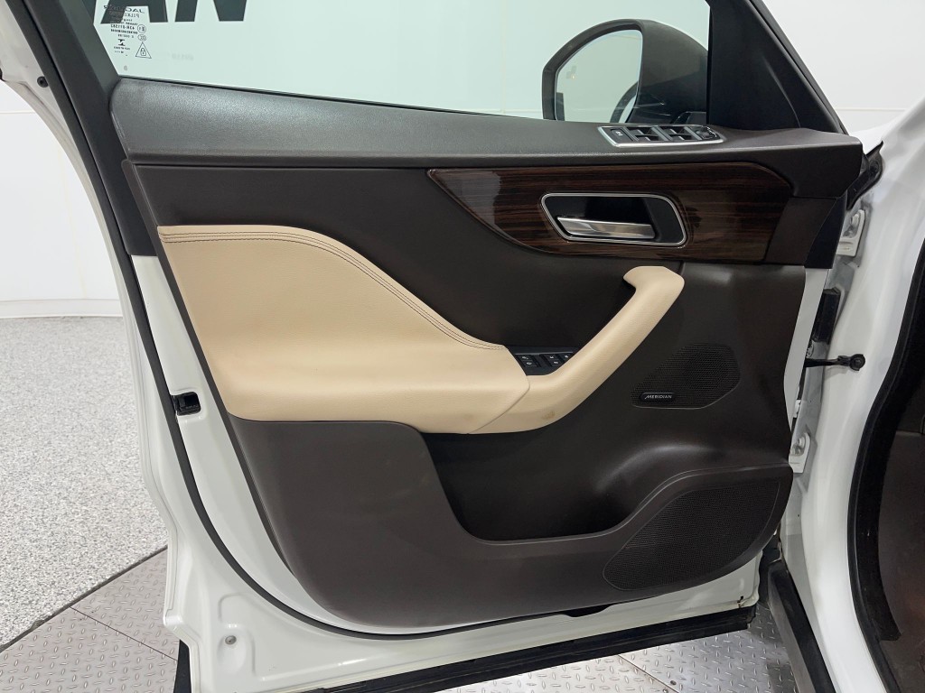 2017 Jaguar F-PACE Image 16