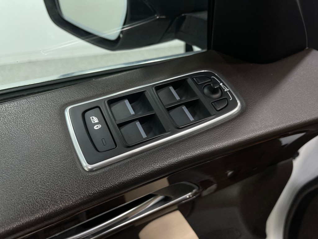 2017 Jaguar F-PACE Image 17