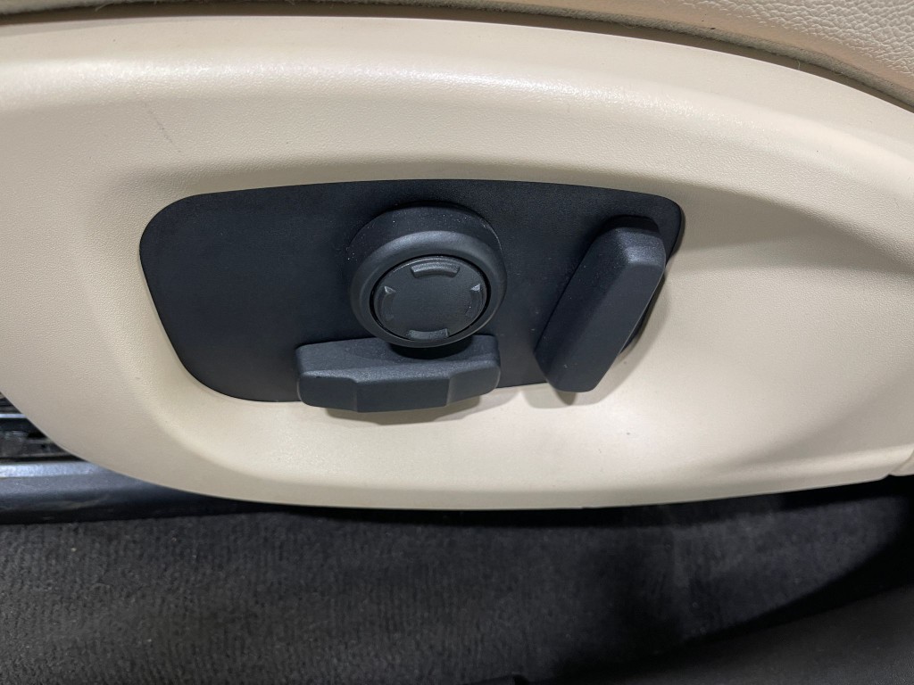 2017 Jaguar F-PACE Image 19