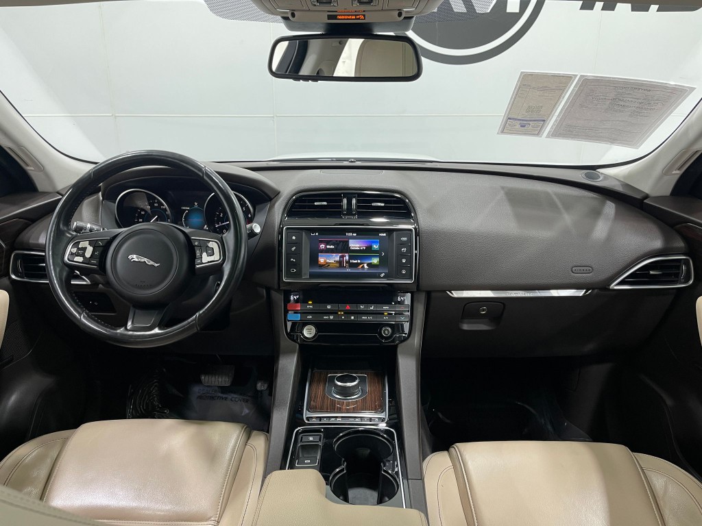 2017 Jaguar F-PACE Image 21
