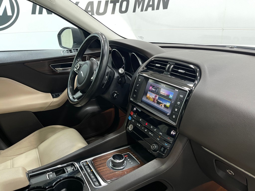 2017 Jaguar F-PACE Image 22
