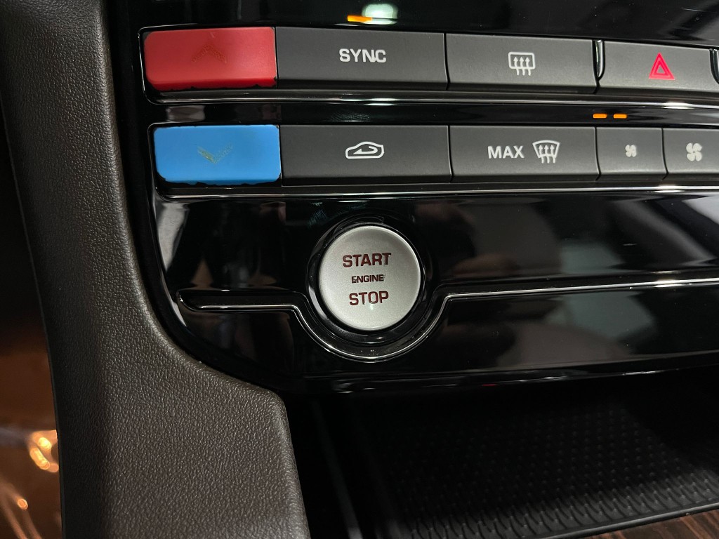 2017 Jaguar F-PACE Image 23