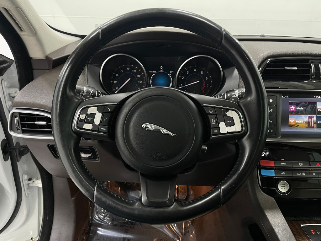 2017 Jaguar F-PACE Image 24