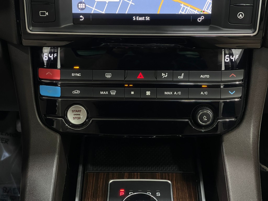 2017 Jaguar F-PACE Image 27