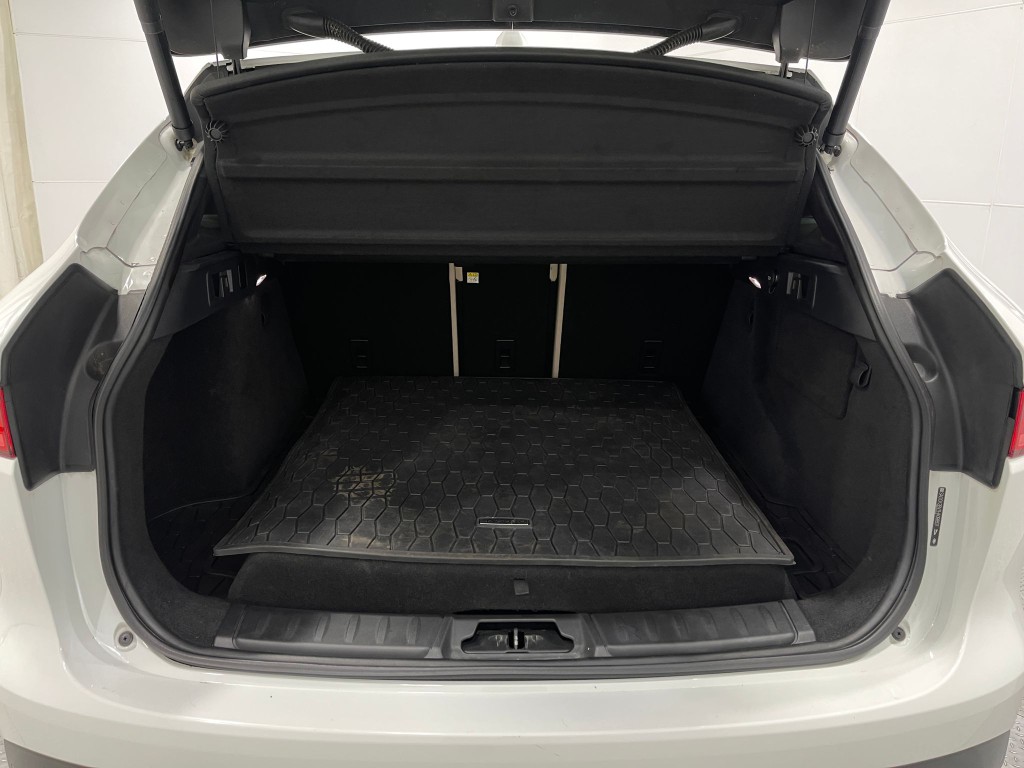 2017 Jaguar F-PACE Image 28
