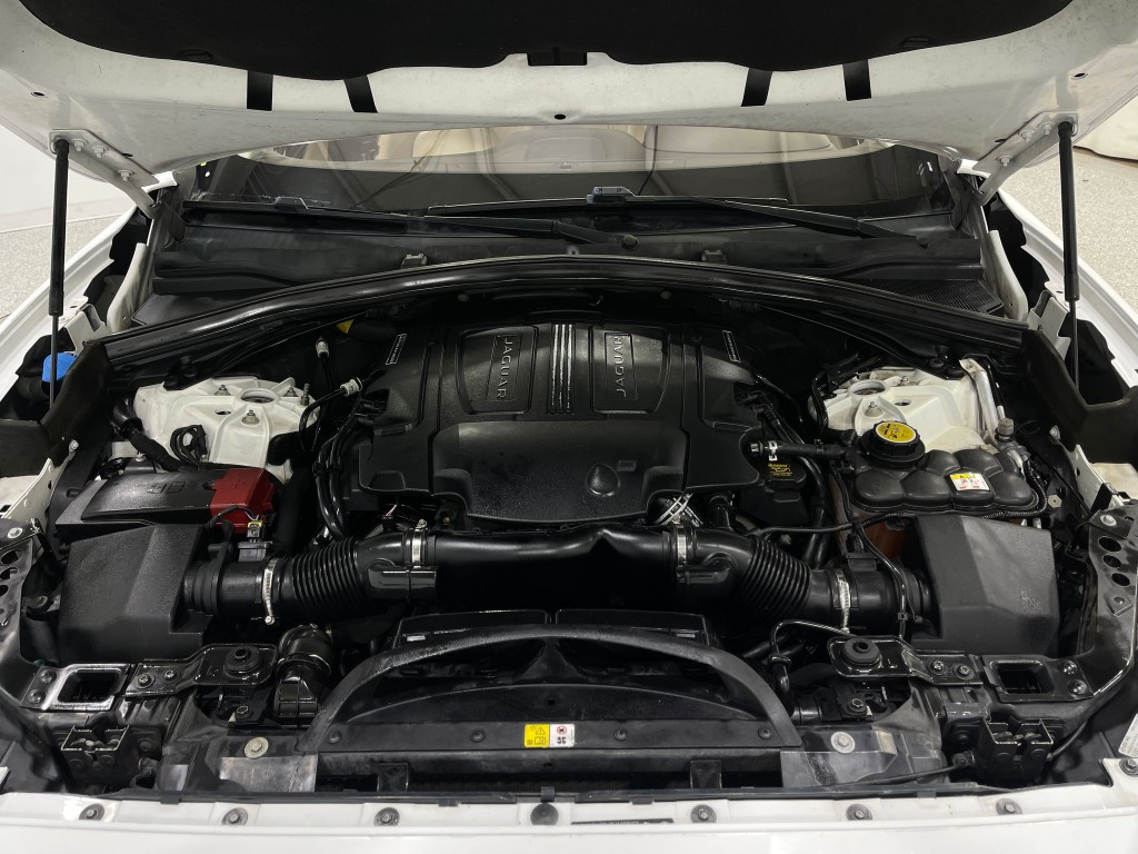 2017 Jaguar F-PACE Image 29