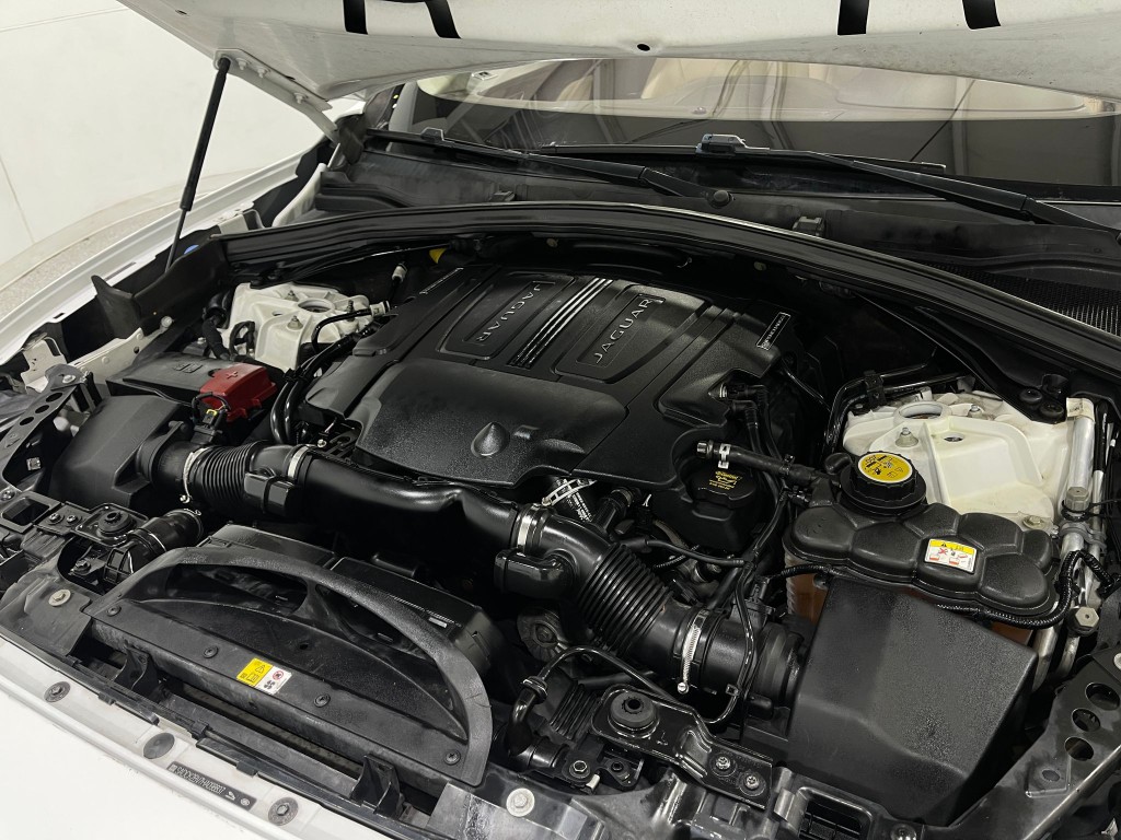 2017 Jaguar F-PACE Image 30