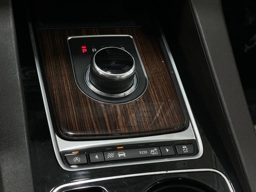 2017 Jaguar F-PACE Image 31