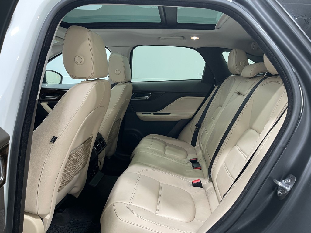 2017 Jaguar F-PACE Image 32