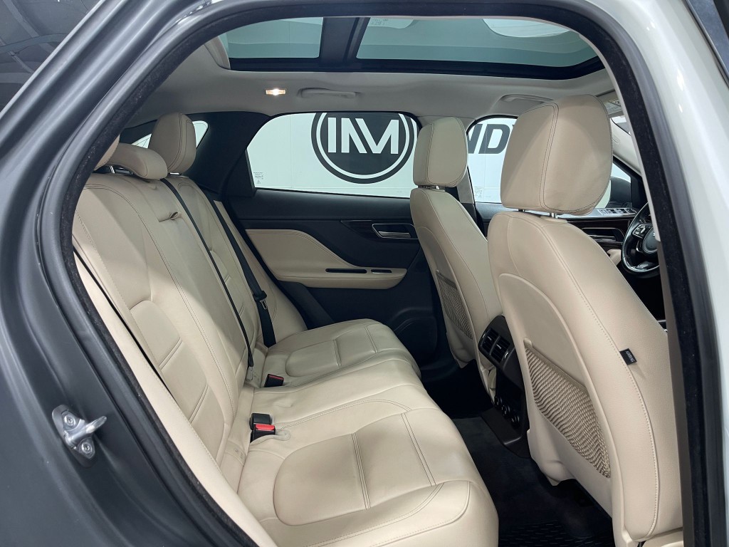 2017 Jaguar F-PACE Image 33