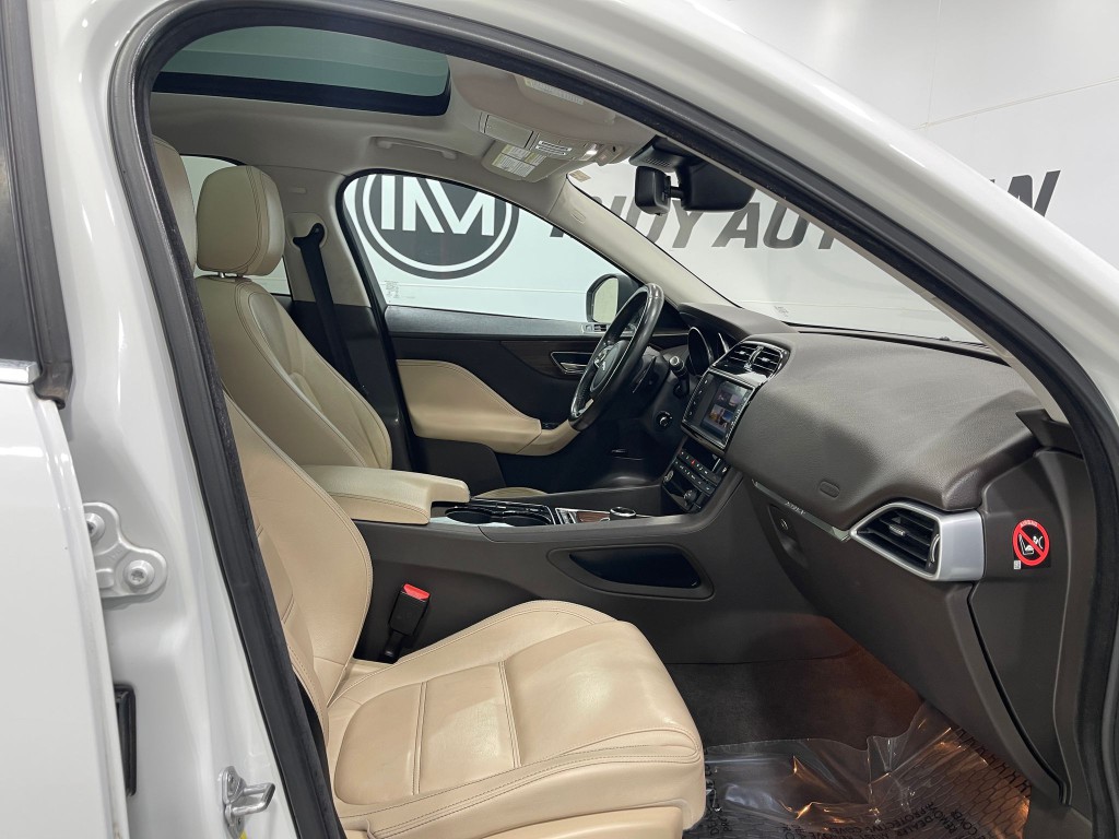 2017 Jaguar F-PACE Image 34