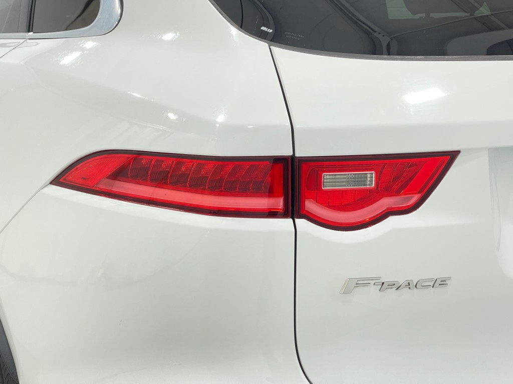2017 Jaguar F-PACE Image 36