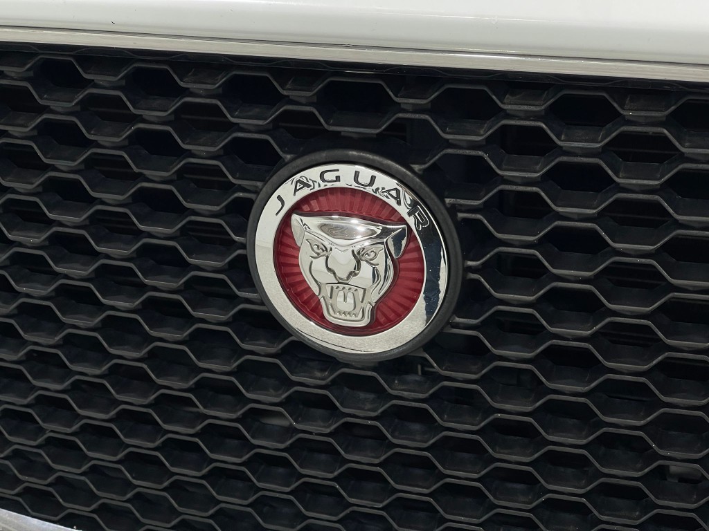 2017 Jaguar F-PACE Image 40