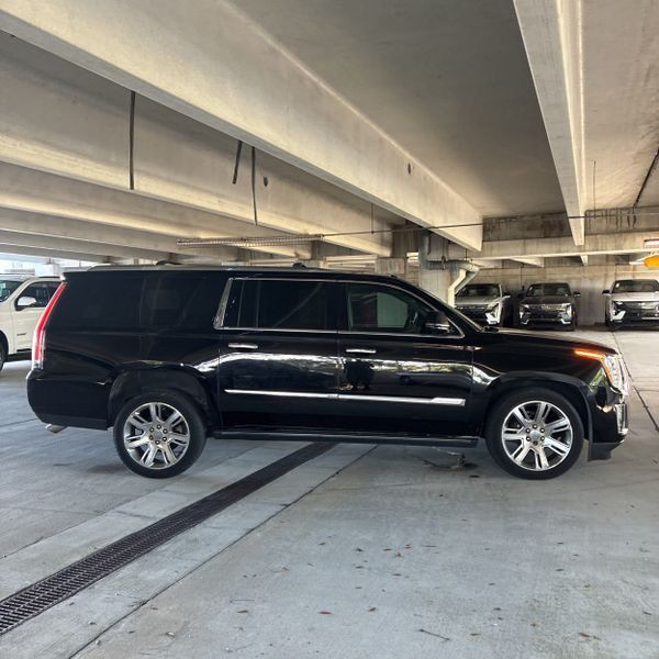 2015 Cadillac Escalade Image 3