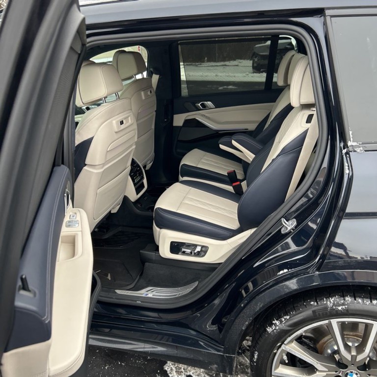 2021 BMW X7 Image 18