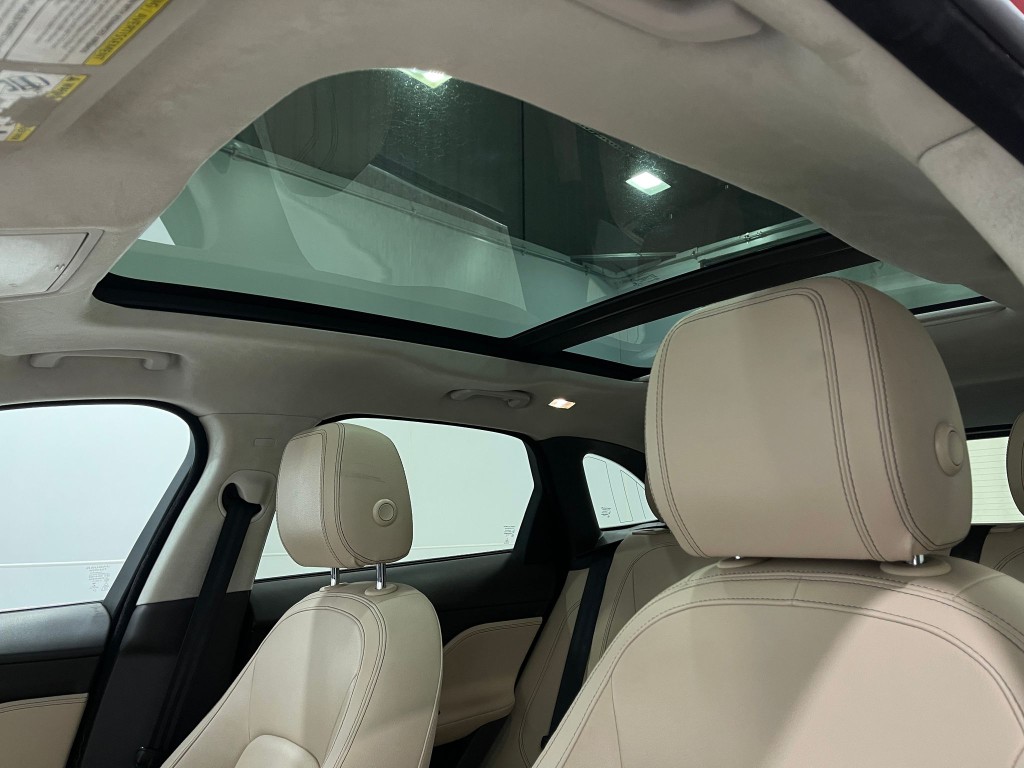 2019 Jaguar F-PACE Image 12