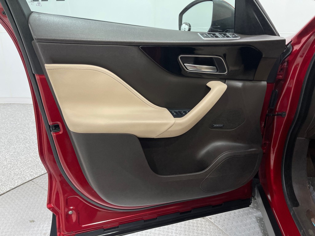 2019 Jaguar F-PACE Image 16