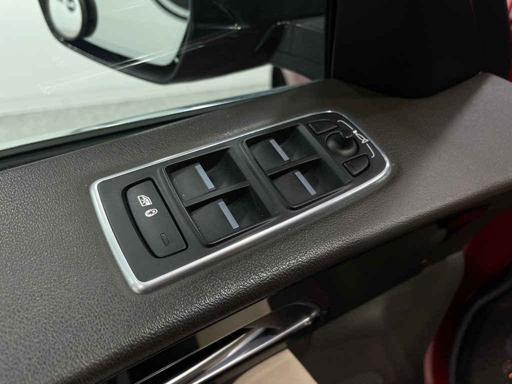 2019 Jaguar F-PACE Image 17