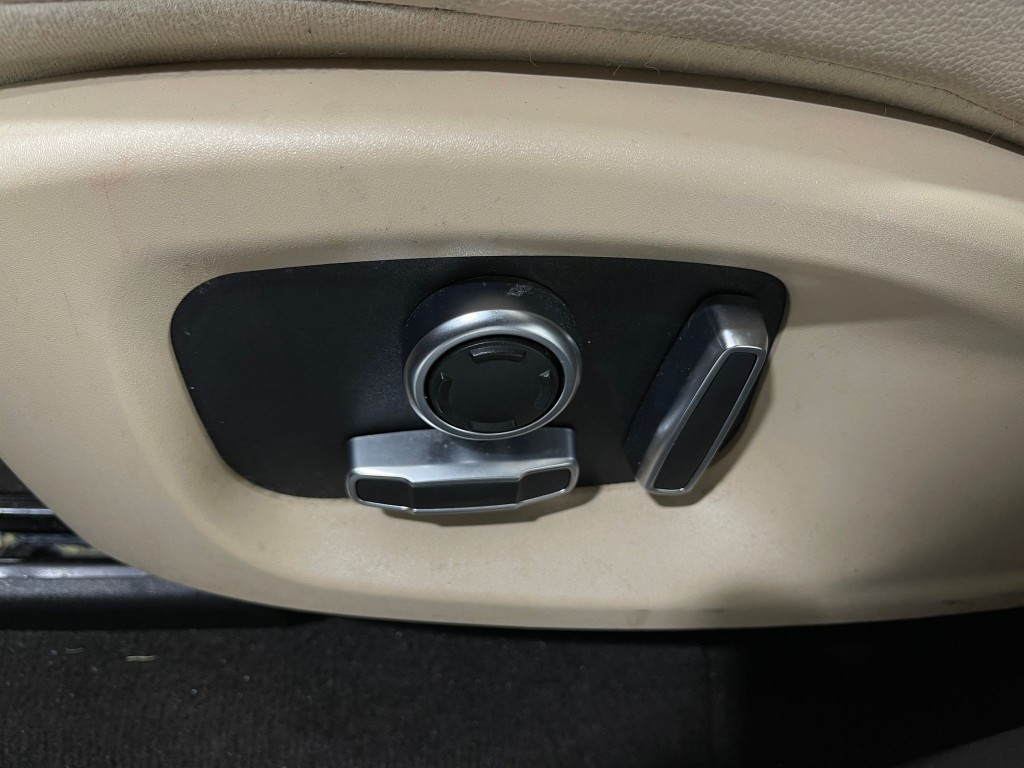 2019 Jaguar F-PACE Image 19